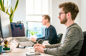 http://Desenvolvedor%20de%20software%20trabalhando%20no%20computador%20-%20Vagas%20em%20Tecnologia%20na%20Usabit